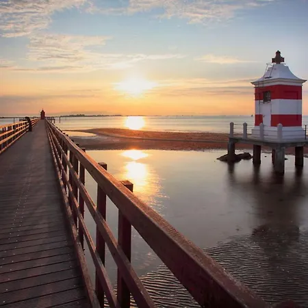 Coastal With Stunning Sea Views شقة *